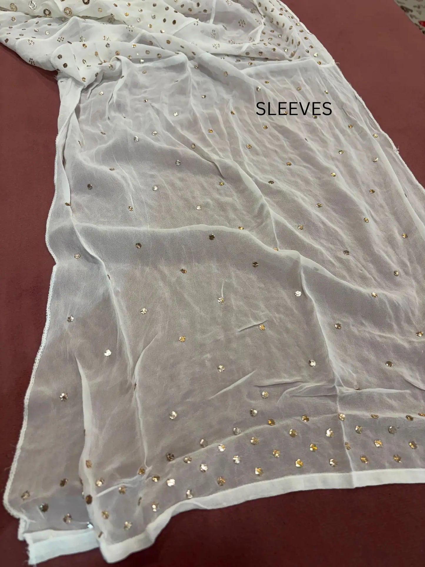 Detailing of Mukaish dupatta sleeves